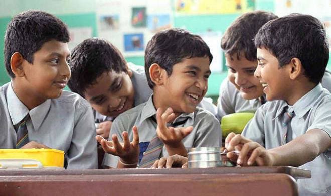 2011मध्ये रिलीज झालेला स्टेन्ले का डब्बा एकदम साधा सिनेमा. अमोल गुप्तेनं दिग्दर्शित केलेला हा सिनेमा स्टॅन्लेभोवती फिरतो. आई-वडील नसल्यानं तो शाळेत डबा आणू शकत नाही आणि त्यातूनच मनाला स्पर्श करणारं कथानक पुढे जातं. 2011मध्ये रिलीज झालेला स्टेन्ले का डब्बा एकदम साधा सिनेमा. अमोल गुप्तेनं दिग्दर्शित केलेला हा सिनेमा स्टॅन्लेभोवती फिरतो. आई-वडील नसल्यानं तो शाळेत डबा आणू शकत नाही आणि त्यातूनच मनाला स्पर्श करणारं कथानक पुढे जातं.