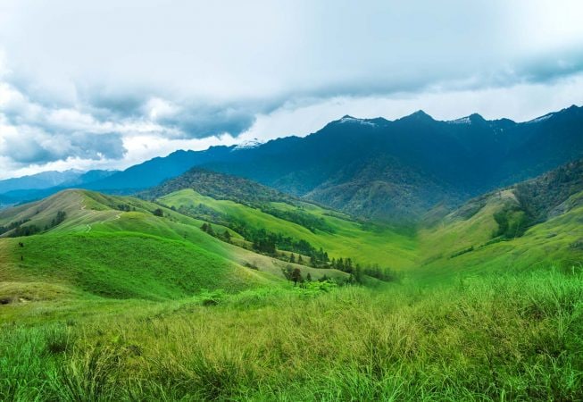 तवांग, मेघालय- इथला पाऊस आणि त्या नंतरचा निसर्ग पाहण्यासाठी अनेक पर्यटक तवांगला आवर्जुन भेट देतात. इथल्या पावसापेक्षा सुंदर पाऊस देशभरात कुठेच पडत नाही असं म्हणतात. पर्वतांवरून पॅराग्लायडिंग करायचे असेल तर एकदा मेघालयात नक्कीच जा. तवांग, मेघालय- इथला पाऊस आणि त्या नंतरचा निसर्ग पाहण्यासाठी अनेक पर्यटक तवांगला आवर्जुन भेट देतात. इथल्या पावसापेक्षा सुंदर पाऊस देशभरात कुठेच पडत नाही असं म्हणतात. पर्वतांवरून पॅराग्लायडिंग करायचे असेल तर एकदा मेघालयात नक्कीच जा.