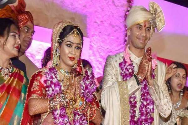 बिहार, 02 नोव्हेंबर: लालू प्रसाद यादव .यांचा मुलगा तेजप्रताप यादव याचा गेल्या 5 महिन्याआधी विवाह झाला होता पण आता तो त्याची पत्नी ऐश्वर्याकडून घटस्फोट मागत आहे. घटस्फोटासाठी तेजप्रतापने पटनाच्या सिव्हिल कोर्टात घटस्फोट याचिका दाखल केली आहे. बिहार, 02 नोव्हेंबर: लालू प्रसाद यादव .यांचा मुलगा तेजप्रताप यादव याचा गेल्या 5 महिन्याआधी विवाह झाला होता पण आता तो त्याची पत्नी ऐश्वर्याकडून घटस्फोट मागत आहे. घटस्फोटासाठी तेजप्रतापने पटनाच्या सिव्हिल कोर्टात घटस्फोट याचिका दाखल केली आहे.