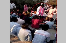 VIDEO VIRAL : तेलंगणात मतदारांना रांगेत बसवून वाटले पैसे