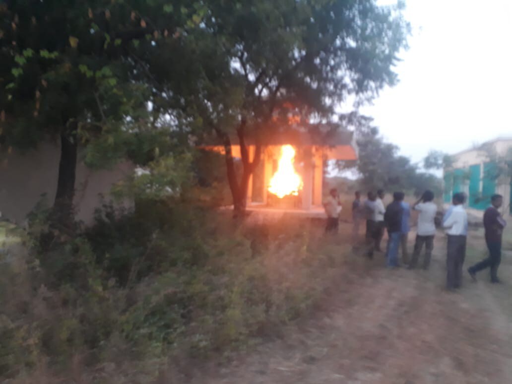 यावर व्याघ्रप्रेमींनी उपस्थित केलेले मुद्देही आपण पाहूयात 1)राष्ट्रीय व्याघ्र संरक्षण प्राधिकरणाच्या नियमानुसार सुर्यास्तानंतर आणि सुर्योदयापुर्वी कुठल्याही वन्यप्राण्यांना परवानगी असली तरी मारता येत नाही. यावर व्याघ्रप्रेमींनी उपस्थित केलेले मुद्देही आपण पाहूयात 1)राष्ट्रीय व्याघ्र संरक्षण प्राधिकरणाच्या नियमानुसार सुर्यास्तानंतर आणि सुर्योदयापुर्वी कुठल्याही वन्यप्राण्यांना परवानगी असली तरी मारता येत नाही.