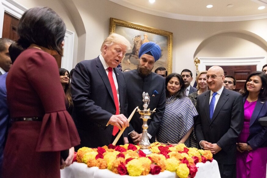 अमेरिकेच्या अध्यक्षांचं अधिकृत निवासस्थान असलेल्या व्हाईट हाऊसमध्ये मंगळवारी 13 नोव्हेंबरला दिवाळी साजरी झाली. गेली अनेक वर्ष 'व्हाईट हाऊस'मध्ये दिवाळी साजरी केली जाते. तीच परंपरा डोनाल्ड ट्रम्प यांनी याहीवर्षी कायम राखली. अमेरिकेच्या अध्यक्षांचं अधिकृत निवासस्थान असलेल्या व्हाईट हाऊसमध्ये मंगळवारी 13 नोव्हेंबरला दिवाळी साजरी झाली. गेली अनेक वर्ष 'व्हाईट हाऊस'मध्ये दिवाळी साजरी केली जाते. तीच परंपरा डोनाल्ड ट्रम्प यांनी याहीवर्षी कायम राखली.