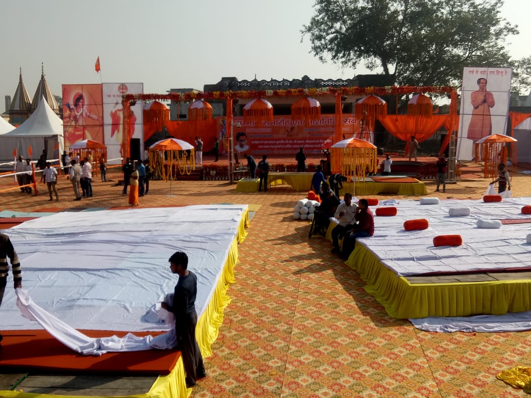 शिवसेनेचे पक्षप्रमुख उद्धव ठाकरे आज दोन दिवसांच्या अयोध्या दौऱ्यावर जाणार आहे. अयोध्येत उद्धव ठाकरे यांच्या आशिर्वादोत्सवासाठी जय्यत तयारी सुरू आहे. शिवसेनेचे पक्षप्रमुख उद्धव ठाकरे आज दोन दिवसांच्या अयोध्या दौऱ्यावर जाणार आहे. अयोध्येत उद्धव ठाकरे यांच्या आशिर्वादोत्सवासाठी जय्यत तयारी सुरू आहे.