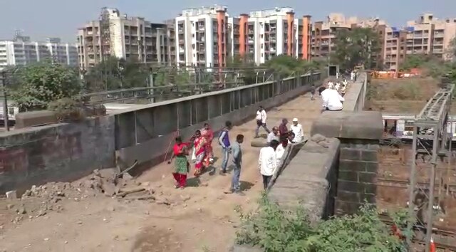मध्य रेल्वेकडून घेण्यात आलेल्या मेगाब्लॉकमुळे 170 लोकल फेऱ्या रद्द केल्या असून 40 एक्सप्रेसच्या वेळात बदल केला आहे. नेमक्या कोणत्या गाड्यांमध्ये बदल केला ते जाणुन घ्या मध्य रेल्वेकडून घेण्यात आलेल्या मेगाब्लॉकमुळे 170 लोकल फेऱ्या रद्द केल्या असून 40 एक्सप्रेसच्या वेळात बदल केला आहे. नेमक्या कोणत्या गाड्यांमध्ये बदल केला ते जाणुन घ्या
