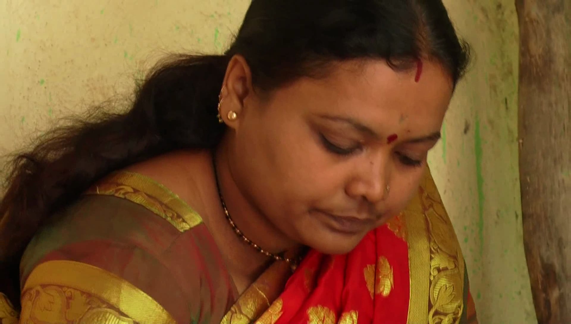 लक्ष्मीला अन्नपूर्णेची उपासना करताना आपण कधी पाहिलं नसेल. मात्र सोलापुरातील ज्वारीच्या पिठाला आकार देणारे हे हात आहेत लक्ष्मी बिराजदार या महिला उद्योजिकेचे. भाकरी म्हटलं की नाक मुरडणारे लोक सोलापूरची वाळलेली भाकरी आवर्जून चवीने खातात. त्याला कारणीभूत आहेत ते सोलापुरातील लक्ष्मी बिराजदार आणि त्यांच्यासारख्या होतकरू महिला. लक्ष्मीला अन्नपूर्णेची उपासना करताना आपण कधी पाहिलं नसेल. मात्र सोलापुरातील ज्वारीच्या पिठाला आकार देणारे हे हात आहेत लक्ष्मी बिराजदार या महिला उद्योजिकेचे. भाकरी म्हटलं की नाक मुरडणारे लोक सोलापूरची वाळलेली भाकरी आवर्जून चवीने खातात. त्याला कारणीभूत आहेत ते सोलापुरातील लक्ष्मी बिराजदार आणि त्यांच्यासारख्या होतकरू महिला.