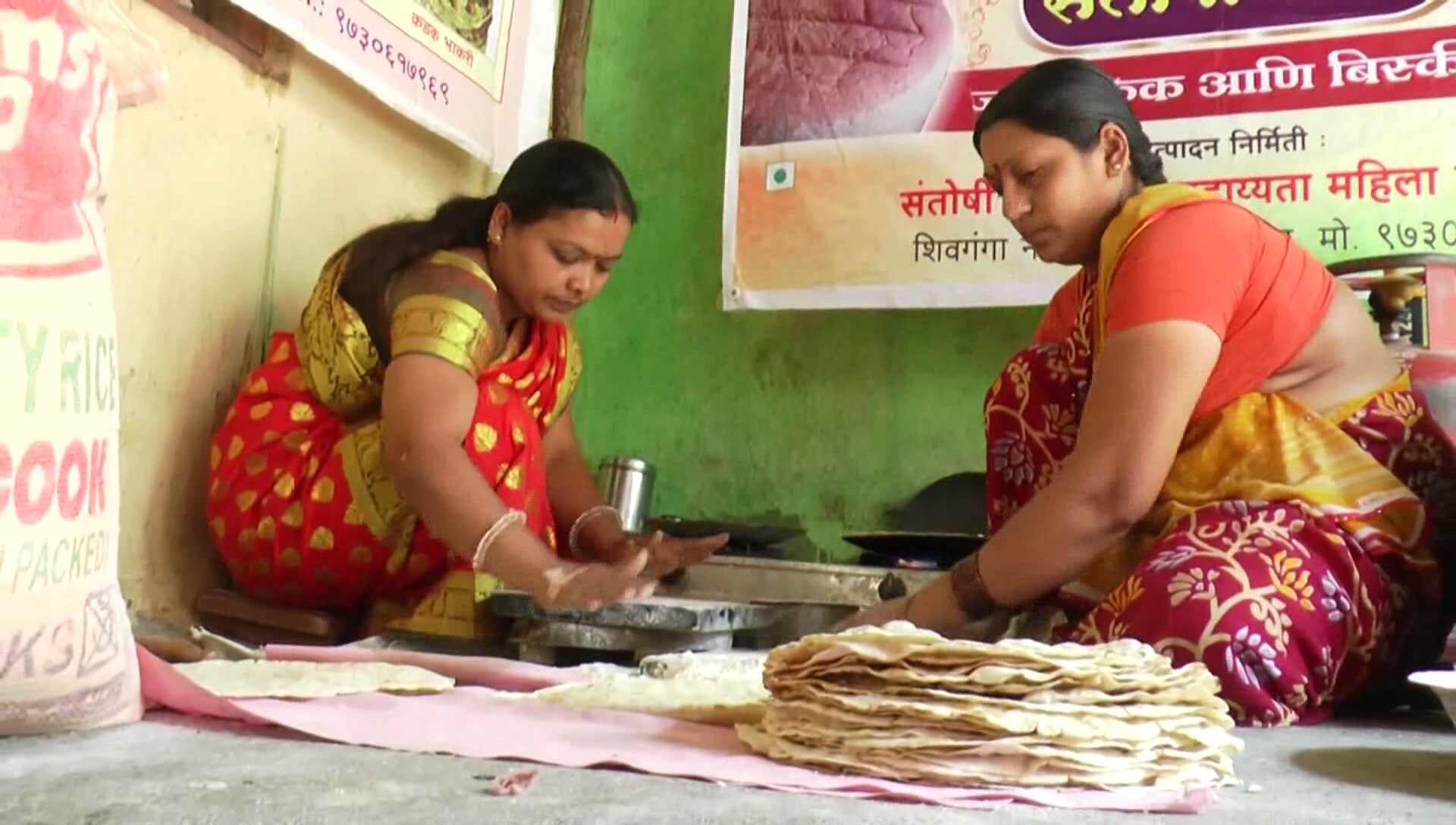 लक्ष्मीताईंच्या या संतोषी माता गृहउद्योगाचा ब्रॅन्ड आता सर्वसामान्यांपर्यंत पोहोचला आहे. मोठमोठ्या हॉटेलसह सर्वसामान्य खवय्येदेखील लक्ष्मीताईंकडूनच भाकरी घेऊन जातात. लक्ष्मीताईंच्या या संतोषी माता गृहउद्योगाचा ब्रॅन्ड आता सर्वसामान्यांपर्यंत पोहोचला आहे. मोठमोठ्या हॉटेलसह सर्वसामान्य खवय्येदेखील लक्ष्मीताईंकडूनच भाकरी घेऊन जातात.