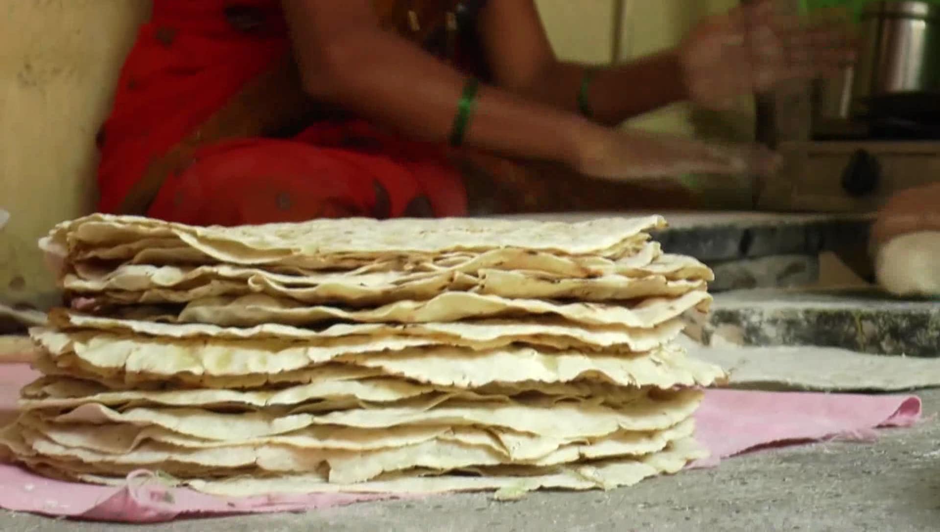 आजतागायत शेतकरी केवळ माल उत्पादित करीत आला. मात्र त्यावर प्रक्रिया करण्याचं तंत्र फारसं अवगत न केल्यामुळे शेती हा आतबट्ट्याचा व्यवसाय ठरतोय. मात्र याला अपवाद ठरतायत लक्ष्मीताई. कारण, आजतागायत शेतकरी केवळ माल उत्पादित करीत आला. मात्र त्यावर प्रक्रिया करण्याचं तंत्र फारसं अवगत न केल्यामुळे शेती हा आतबट्ट्याचा व्यवसाय ठरतोय. मात्र याला अपवाद ठरतायत लक्ष्मीताई. कारण,