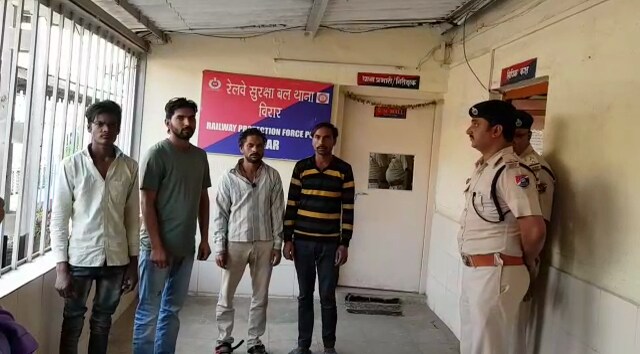 आरपीएफला पक्की खबर मिळाल्यानंतर मल्ल यांनी हेड कॉन्स्टेबल मुकेश त्यागी, प्रकाश नोटियाल, कॉन्स्टेबल सीताराम, आशिष कादियान याचं एक पथक तयार करून भायंदर स्थानकावर गुप्त पाळत ठेवली. आरपीएफला पक्की खबर मिळाल्यानंतर मल्ल यांनी हेड कॉन्स्टेबल मुकेश त्यागी, प्रकाश नोटियाल, कॉन्स्टेबल सीताराम, आशिष कादियान याचं एक पथक तयार करून भायंदर स्थानकावर गुप्त पाळत ठेवली.