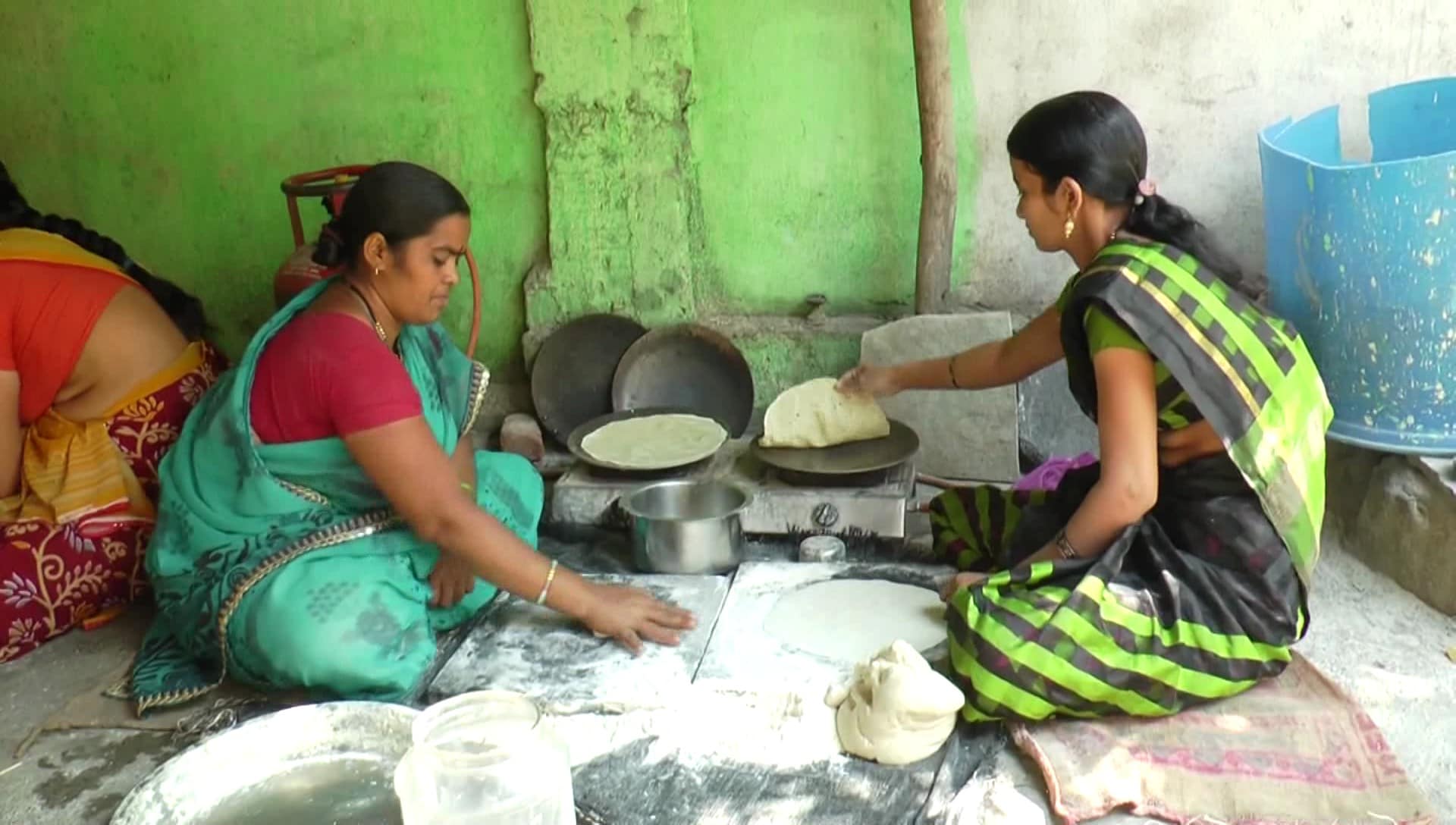 लक्ष्मीताईंनी स्वतःसह दोन महिलांच्या सहाय्याने सुरू केलेल्या या व्यवसायाला भरारी घेण्यासाठी भांडवली पंखांची गरज होती. त्यासाठी खऱ्या अर्थाने साथ मिळाली ती कृषी विज्ञान केंद्राची आणि आत्मा या शासकीय संस्थेची. लक्ष्मीताईंनी स्वतःसह दोन महिलांच्या सहाय्याने सुरू केलेल्या या व्यवसायाला भरारी घेण्यासाठी भांडवली पंखांची गरज होती. त्यासाठी खऱ्या अर्थाने साथ मिळाली ती कृषी विज्ञान केंद्राची आणि आत्मा या शासकीय संस्थेची.