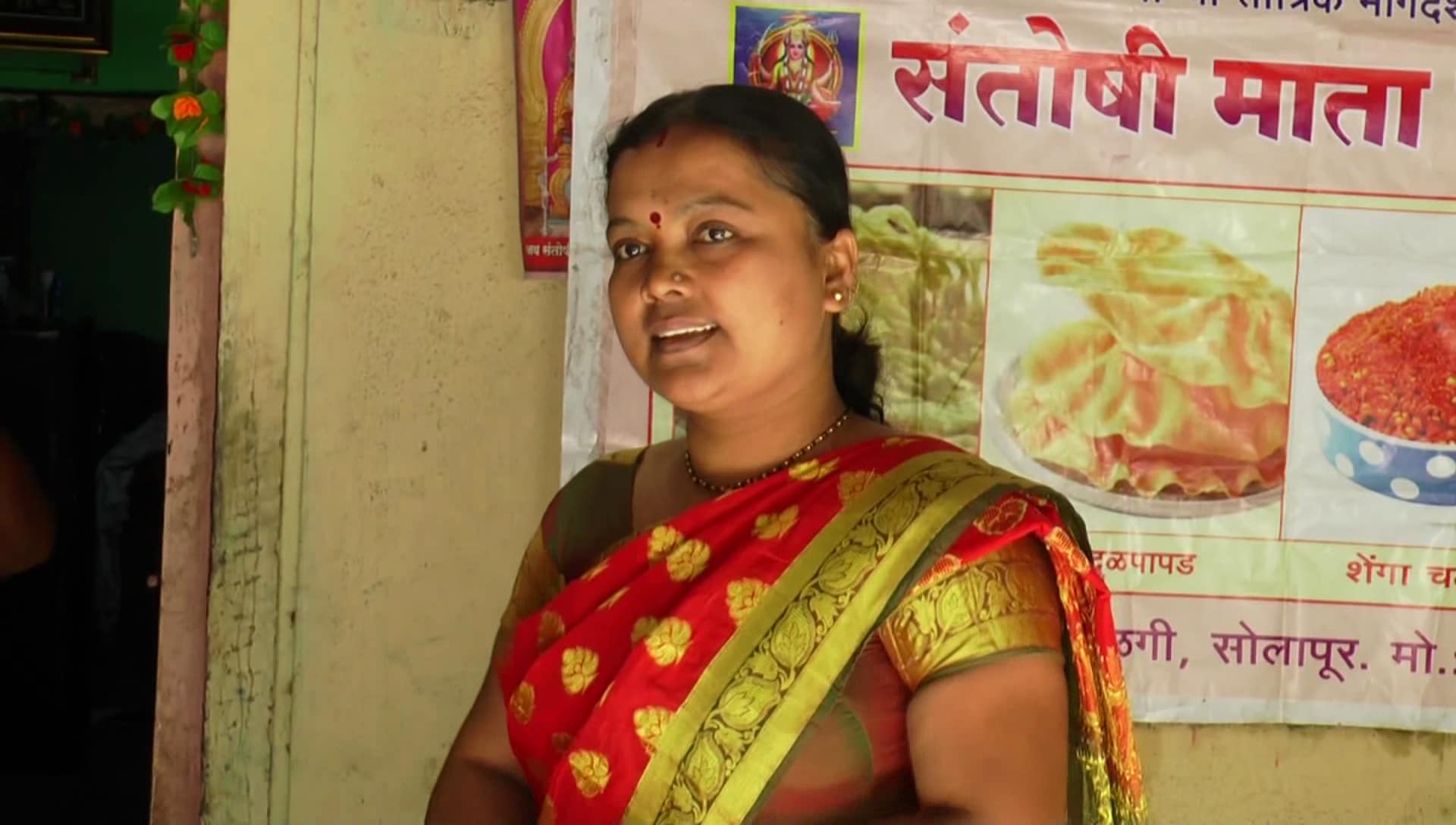 एकीकडे लोक पोटाची खळगी भरण्यासाठी दिवसरात्र एक करतात. अशीच काहीशी जिद्द उरी बाळगून सोलापुरातील एका महिलेनं भाकरी बनवण्याच्या उद्योगातून मोठी भरारी घेतली आहे. तसचं अस्सल महाराष्ट्राचं धान्य असलेल्या ज्वारीला लौकिक प्राप्त करून दिलं आहे .पाहुयात या महिला उद्योजिकेची यशस्वी भरारी. एकीकडे लोक पोटाची खळगी भरण्यासाठी दिवसरात्र एक करतात. अशीच काहीशी जिद्द उरी बाळगून सोलापुरातील एका महिलेनं भाकरी बनवण्याच्या उद्योगातून मोठी भरारी घेतली आहे. तसचं अस्सल महाराष्ट्राचं धान्य असलेल्या ज्वारीला लौकिक प्राप्त करून दिलं आहे .पाहुयात या महिला उद्योजिकेची यशस्वी भरारी.