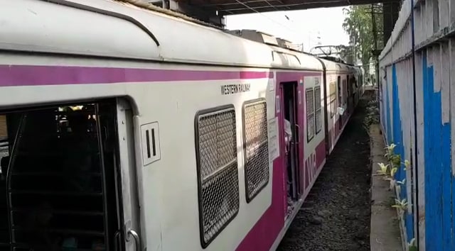 रेल्वेच्या ई-तिकिटांचा काळाबाजार, ट्रेनचे दरवाजे ब्लॉक करणाऱ्या टोळक्यानं विरार आरपीएफने चांगलीच अद्दल घडवली आहे. विरार आरपीएफचे जी .एन .मल्ल यांच्या हाती एक सीसीटीव्ही लागला आणि तिथूनच या बंगाली बाबाचं धाबं दणाणलं. रेल्वेच्या ई-तिकिटांचा काळाबाजार, ट्रेनचे दरवाजे ब्लॉक करणाऱ्या टोळक्यानं विरार आरपीएफने चांगलीच अद्दल घडवली आहे. विरार आरपीएफचे जी .एन .मल्ल यांच्या हाती एक सीसीटीव्ही लागला आणि तिथूनच या बंगाली बाबाचं धाबं दणाणलं.