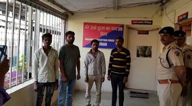 हे तिघे 204, साई बिल्डिंग प्रगती नगर नालासोपारा येथे राहत होते. ते मूळ उत्तर प्रदेश मेरठचे राहणारे आहेत. त्यांना सोमवारी विरार आरपीएफने अटक केली आहे. हे तिघे 204, साई बिल्डिंग प्रगती नगर नालासोपारा येथे राहत होते. ते मूळ उत्तर प्रदेश मेरठचे राहणारे आहेत. त्यांना सोमवारी विरार आरपीएफने अटक केली आहे.