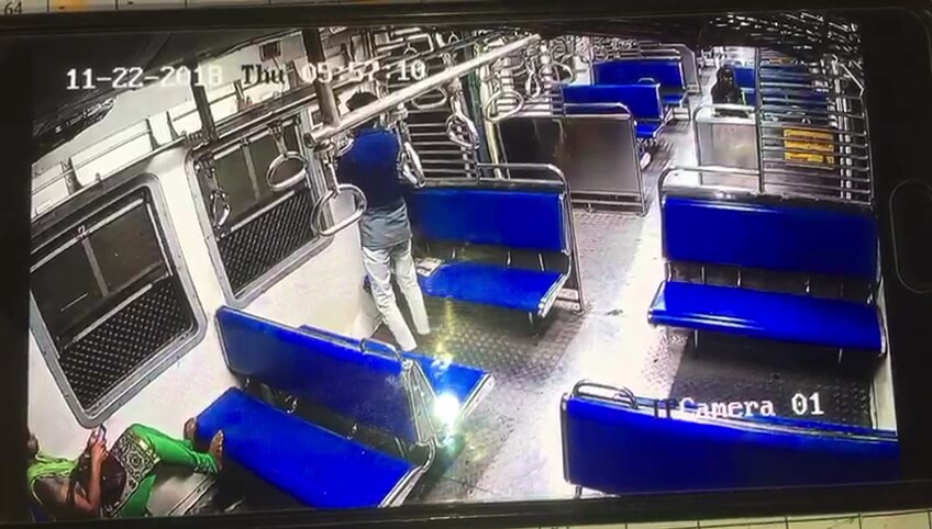 रेल्वेमध्ये पोस्टर लावण्यासाठी हा भोंदुबाबा या मुलांना दिवसाचे जेवणासाठी ५०० रुपये आणि महिन्याला ५ हजार रुपये देत होता अशी माहिती पोलिसांकडून देण्यात आली आहे. रेल्वेमध्ये पोस्टर लावण्यासाठी हा भोंदुबाबा या मुलांना दिवसाचे जेवणासाठी ५०० रुपये आणि महिन्याला ५ हजार रुपये देत होता अशी माहिती पोलिसांकडून देण्यात आली आहे.