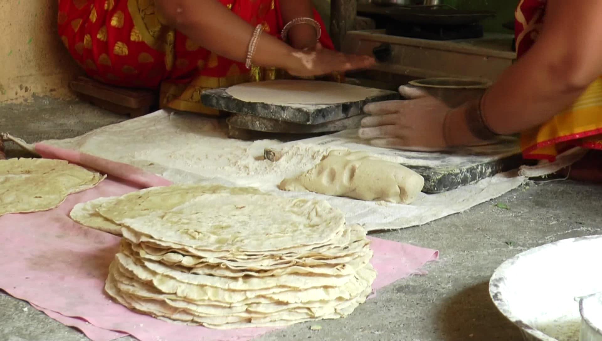 लक्ष्मीताईंना त्यांच्या या संपूर्ण कामात मोलाची साथ मिळतेय, ती त्यांचे पती सुरेश बिराजदार यांची. लक्ष्मीताईंना त्यांच्या या संपूर्ण कामात मोलाची साथ मिळतेय, ती त्यांचे पती सुरेश बिराजदार यांची.