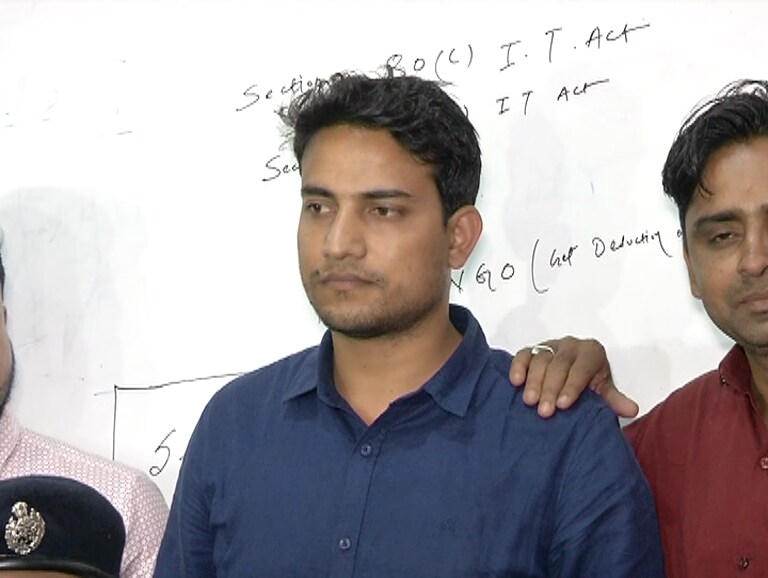 खरंतर आपले प्रयत्न आपल्याला यशाच्या शिखरावर नेतात असं म्हणतात. पण जेव्हा प्रत्येक प्रयत्न अपयशी ठरतो मग मात्र पाळ चुकीच्या मार्गी वळल्याशिवाय राहणार नाहीत. असं काहीसं या जोडप्यासोबतही झालं. खरंतर आपले प्रयत्न आपल्याला यशाच्या शिखरावर नेतात असं म्हणतात. पण जेव्हा प्रत्येक प्रयत्न अपयशी ठरतो मग मात्र पाळ चुकीच्या मार्गी वळल्याशिवाय राहणार नाहीत. असं काहीसं या जोडप्यासोबतही झालं.