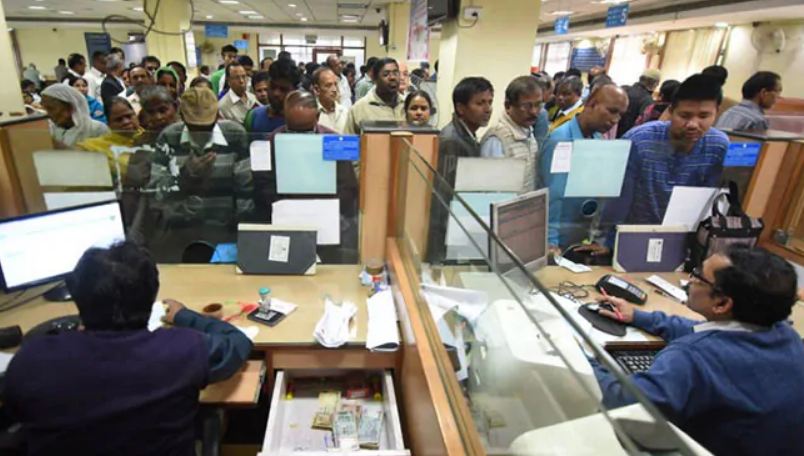 SBI बँकेनं ग्राहकांसाठी नवं चेकबुक देण्याचा निर्णय घेतला आहे. बँकेनं जुने चेकबुक बँकेत जमा करण्यासाठी सर्व ग्राहकांना मेसेजही पाठवले आहेत. त्यामुळे पुढच्या महिन्यापासून नॉन सिटीएस चेक बँकेत स्वीकारले जाणार नाही. SBI बँकेनं ग्राहकांसाठी नवं चेकबुक देण्याचा निर्णय घेतला आहे. बँकेनं जुने चेकबुक बँकेत जमा करण्यासाठी सर्व ग्राहकांना मेसेजही पाठवले आहेत. त्यामुळे पुढच्या महिन्यापासून नॉन सिटीएस चेक बँकेत स्वीकारले जाणार नाही.
