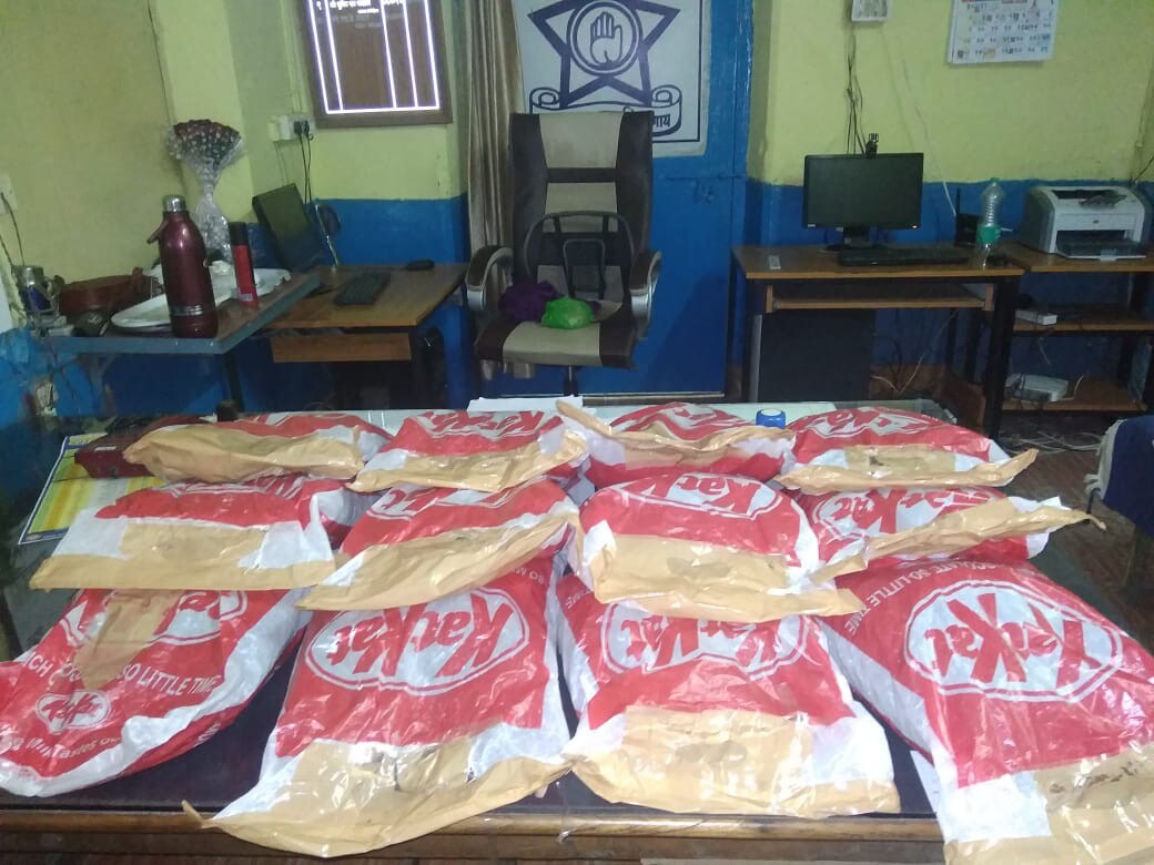 बब्बू शेख, प्रतिनिधी मनमाड, 24 डिसेंबर : साधारणत: KitKat चॉकलेटच्या पाकिटात काय असू शकतं. अर्थात, चॉकलेट्स. पण KitKat च्या पाकिटामध्ये असं काही होतं ज्याने पोलिसांनी धक्काच बसला. बब्बू शेख, प्रतिनिधी मनमाड, 24 डिसेंबर : साधारणत: KitKat चॉकलेटच्या पाकिटात काय असू शकतं. अर्थात, चॉकलेट्स. पण KitKat च्या पाकिटामध्ये असं काही होतं ज्याने पोलिसांनी धक्काच बसला.