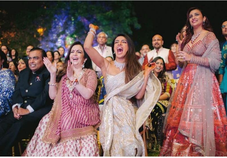 बूट लपवण्याचे पैसे परिणितीला मिळाले आहेत की नाही याबाबत माहिती नाही. पण सामान्य लोकांच्या लग्नाप्रमाणे या लग्नातदेखील बूट लपवण्यावरून धम्माल केली गेली हे नक्की! बूट लपवण्याचे पैसे परिणितीला मिळाले आहेत की नाही याबाबत माहिती नाही. पण सामान्य लोकांच्या लग्नाप्रमाणे या लग्नातदेखील बूट लपवण्यावरून धम्माल केली गेली हे नक्की!