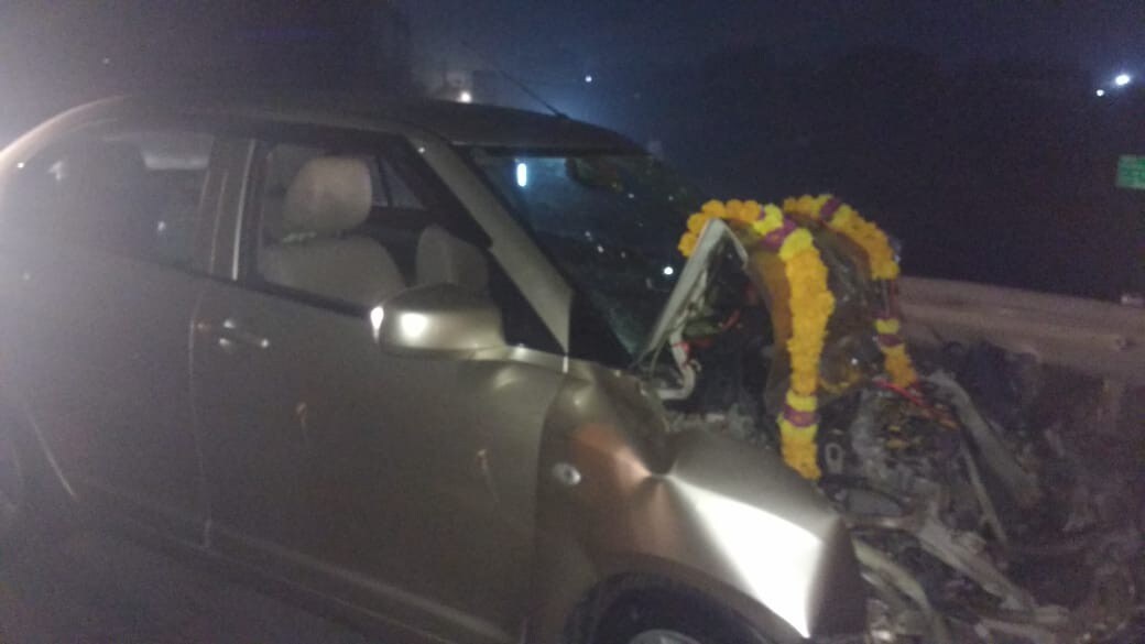 थंडीच्या धुक्यामुळे रात्रीच्या वेळेस अपघात होण्याचं प्रमाण वाढलं आहे. खालापूर आणि पनवेल नजीक 3 वेगवेगळे अपघात झाले. त्या एका व्हॅगनॉर कारचा आणि ट्रकचा अपघात झाला. थंडीच्या धुक्यामुळे रात्रीच्या वेळेस अपघात होण्याचं प्रमाण वाढलं आहे. खालापूर आणि पनवेल नजीक 3 वेगवेगळे अपघात झाले. त्या एका व्हॅगनॉर कारचा आणि ट्रकचा अपघात झाला.