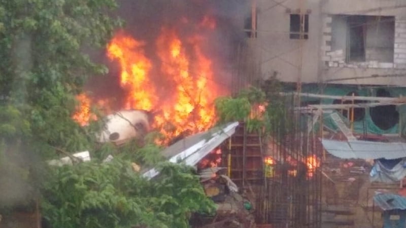 घाटकोपरमध्ये विमान कोसळलं - जून महिन्यात घाटकोपरमध्ये एक चार्टर्ड विमान कोसळलं होतं. या विमान दुर्घटनेत विमानातील क्रु मेंबरसह 5 जणांचा मृत्यू झाला होता. या विमानात 4 कर्मचारी होते. या चारही कर्मचाऱ्यांचा जागीच मृत्यू झाला होता. विमान क्रॅश झाल्यानंतर मोठी आग लागली होती. घाटकोपरमध्ये विमान कोसळलं - जून महिन्यात घाटकोपरमध्ये एक चार्टर्ड विमान कोसळलं होतं. या विमान दुर्घटनेत विमानातील क्रु मेंबरसह 5 जणांचा मृत्यू झाला होता. या विमानात 4 कर्मचारी होते. या चारही कर्मचाऱ्यांचा जागीच मृत्यू झाला होता. विमान क्रॅश झाल्यानंतर मोठी आग लागली होती.