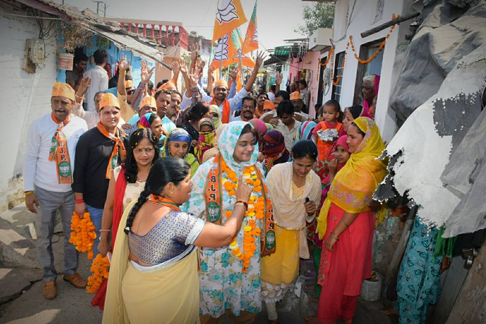 मी माझ्या वडिलांच्या पराभवाचा बदला घेण्यासाठीच मैदानात उतरले आहे, असं फातिमा सिद्दीकी म्हणत. त्यांच्याविरोधात काँग्रेसकडून अरीफ अकील हे लढत होते. मी माझ्या वडिलांच्या पराभवाचा बदला घेण्यासाठीच मैदानात उतरले आहे, असं फातिमा सिद्दीकी म्हणत. त्यांच्याविरोधात काँग्रेसकडून अरीफ अकील हे लढत होते.