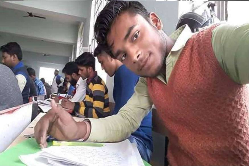 सोशल मीडियाचं वेड म्हणा किंवा शाळा प्रशासनाचा निष्काळजीपणा. या दोन्ही गोष्टीमुळे विद्यार्थ्यांवर धाक राहिला नाही. नुकताच एका शाळेत असा प्रकार घडला जेव्हा एका विद्यार्थ्याने पदव्युत्तर परीक्षा देताना चक्क फेसबुक लाइव्ह केले. या फेसबुक लाइव्हमध्ये परीक्षागृह स्पष्टपणे दिसत होतं. सोशल मीडियाचं वेड म्हणा किंवा शाळा प्रशासनाचा निष्काळजीपणा. या दोन्ही गोष्टीमुळे विद्यार्थ्यांवर धाक राहिला नाही. नुकताच एका शाळेत असा प्रकार घडला जेव्हा एका विद्यार्थ्याने पदव्युत्तर परीक्षा देताना चक्क फेसबुक लाइव्ह केले. या फेसबुक लाइव्हमध्ये परीक्षागृह स्पष्टपणे दिसत होतं.