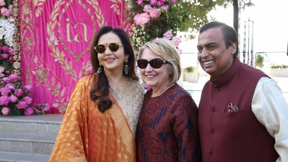 ईशा अंबानीच्या लग्नासाठी अमेरिकेच्या राष्ट्रपती पदाच्या उमेदवार हिलरी क्लिंटन उदयपुरात दाखल झाल्या आहेत. ईशा अंबानीच्या लग्नासाठी अमेरिकेच्या राष्ट्रपती पदाच्या उमेदवार हिलरी क्लिंटन उदयपुरात दाखल झाल्या आहेत.