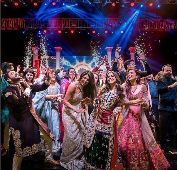 बूट लपवल्यानंतर परिणिती चोप्रा 37 कोटी मागणार असल्याची चर्चा होती. पण नंतर परिणितीने निककडून 5 लाख मागितले आहेत अशी बातमी समजते. बूट लपवल्यानंतर परिणिती चोप्रा 37 कोटी मागणार असल्याची चर्चा होती. पण नंतर परिणितीने निककडून 5 लाख मागितले आहेत अशी बातमी समजते.