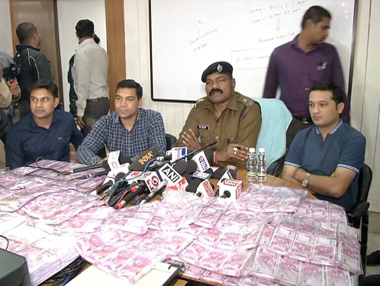 पोलिसांचा दावा आहे की हे दांपत्य मोठ-मोठ्या कंपन्यांशी व्यवहार करत होतं. या सगळ्या प्लानमध्ये त्यांनी नॅशनल कंपन्यांना लाखोंचा दंडा घातला आहे. पोलिसांचा दावा आहे की हे दांपत्य मोठ-मोठ्या कंपन्यांशी व्यवहार करत होतं. या सगळ्या प्लानमध्ये त्यांनी नॅशनल कंपन्यांना लाखोंचा दंडा घातला आहे.