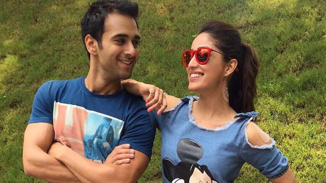 अभिनेता पुलकित सम्राट आणि अभिनेत्री यामी गौतम एकमेकांबरोबर डेट करत होते. पुलकितचं लग्न झालं होतं. यामीच्या आईला हे नातं पसंत नव्हतं. तेव्हा याचवर्षी दोघांनी ब्रेकअप केलं. पुलकितनं सलमान खानची मानलेली बहीण श्वेता रोहिराबरोबर लग्न केलं होतं. पण आता तेही वेगळे झालेत. अभिनेता पुलकित सम्राट आणि अभिनेत्री यामी गौतम एकमेकांबरोबर डेट करत होते. पुलकितचं लग्न झालं होतं. यामीच्या आईला हे नातं पसंत नव्हतं. तेव्हा याचवर्षी दोघांनी ब्रेकअप केलं. पुलकितनं सलमान खानची मानलेली बहीण श्वेता रोहिराबरोबर लग्न केलं होतं. पण आता तेही वेगळे झालेत.