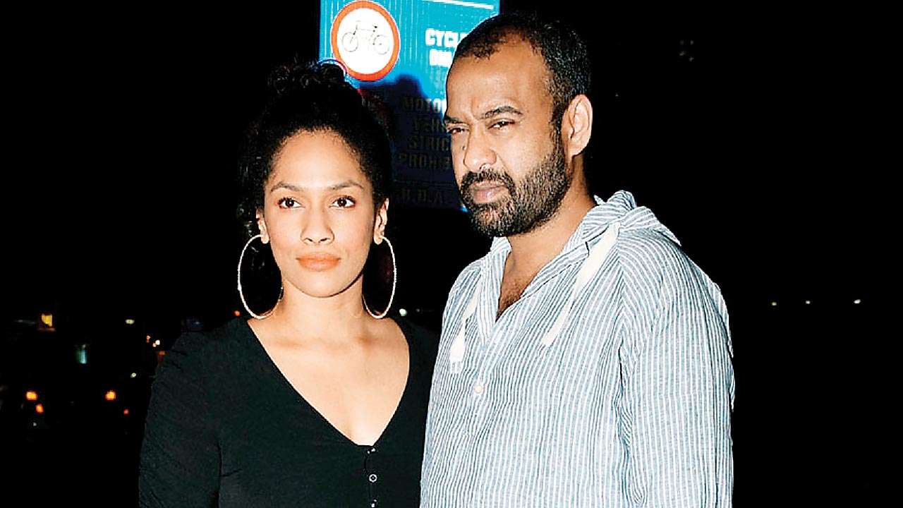 मसाबा गुप्ता आणि फॅशन डिझायनर मधू मंतेना यांचं लग्न होऊन तसे तीनच वर्ष झाली होती. पण मसाबानंच सोशल मीडियावर पोस्ट टाकून ते वेगळं होत असल्याची माहिती दिली होती. मसाबा गुप्ता आणि फॅशन डिझायनर मधू मंतेना यांचं लग्न होऊन तसे तीनच वर्ष झाली होती. पण मसाबानंच सोशल मीडियावर पोस्ट टाकून ते वेगळं होत असल्याची माहिती दिली होती.