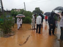 बाहेर सोसाट्याचा वारा तर घरात भरलं पाणी, आंध्र प्रदेशमध्ये 'फेथाई'चं थैमान बाहेर सोसाट्याचा वारा तर घरात भरलं पाणी, आंध्र प्रदेशमध्ये 'फेथाई'चं थैमान