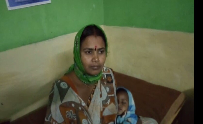 अपघातानंतर स्थानिकांनी मदतकार्य सुरू केलं तेव्हा त्यांना आईच्या मांडीवर हे बाळ दिसलं. त्यानंतर स्थानिकांनी या बाळाला बाहेर काढलं. अपघातानंतर स्थानिकांनी मदतकार्य सुरू केलं तेव्हा त्यांना आईच्या मांडीवर हे बाळ दिसलं. त्यानंतर स्थानिकांनी या बाळाला बाहेर काढलं.