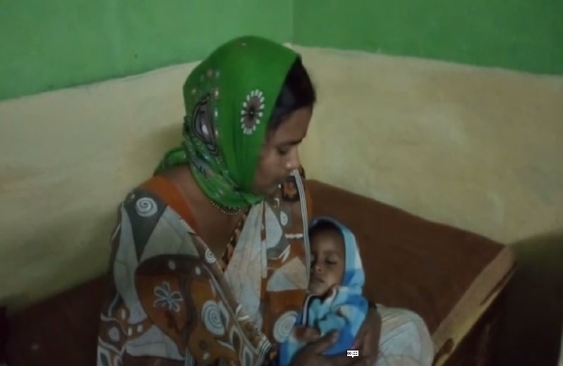 किशोर पाटील यांच्या घरी या बाळाला ठेवण्यात आलं होतं. त्यांच्या पत्नी अलका पाटील या चिमुकल्याची काळजी घेत आहेत. किशोर पाटील यांच्या घरी या बाळाला ठेवण्यात आलं होतं. त्यांच्या पत्नी अलका पाटील या चिमुकल्याची काळजी घेत आहेत.