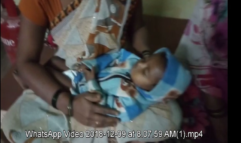 ट्रक आणि टाटा मॅजकची जोरदार धडक झाल्याने 11 जणांचा जागीच मृत्यू झाला. पण त्यावेळी आईच्या मांडीवर असलेलं बाळाला मात्र फक्त थोडीशी जखम झाली होती. ट्रक आणि टाटा मॅजकची जोरदार धडक झाल्याने 11 जणांचा जागीच मृत्यू झाला. पण त्यावेळी आईच्या मांडीवर असलेलं बाळाला मात्र फक्त थोडीशी जखम झाली होती.