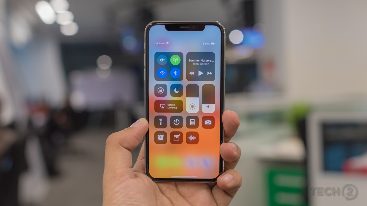 Apple iPhone X वर डिस्काऊंट- अॅमेझॉनवरुन जर तुम्ही ‘डिल्स ऑफ द डे’ सेलमध्ये Apple iPhone X विकत घेत आहात तर तुम्हाला हा फोन फक्त ७९, ९९० रुपयांमध्ये मिळू शकतो. हा फोन बाजारात ९१, ९०० रुपयांना उपलब्ध आहे. याशिवाय तुम्ही तुमचा जुना फोन एक्सचेंज करुन त्या किंमतीचा फायदा उचलत Apple iPhone X फोन फक्त ६३, ९९० रुपयांमध्ये मिळवू शकता. एवढंच नाही तर हा फोन प्रत्येक महिन्यात ३, ७६६ रुपयांच्या EMI ने खरेदी करू शकता. Apple iPhone X वर डिस्काऊंट- अॅमेझॉनवरुन जर तुम्ही ‘डिल्स ऑफ द डे’ सेलमध्ये Apple iPhone X विकत घेत आहात तर तुम्हाला हा फोन फक्त ७९, ९९० रुपयांमध्ये मिळू शकतो. हा फोन बाजारात ९१, ९०० रुपयांना उपलब्ध आहे. याशिवाय तुम्ही तुमचा जुना फोन एक्सचेंज करुन त्या किंमतीचा फायदा उचलत Apple iPhone X फोन फक्त ६३, ९९० रुपयांमध्ये मिळवू शकता. एवढंच नाही तर हा फोन प्रत्येक महिन्यात ३, ७६६ रुपयांच्या EMI ने खरेदी करू शकता.