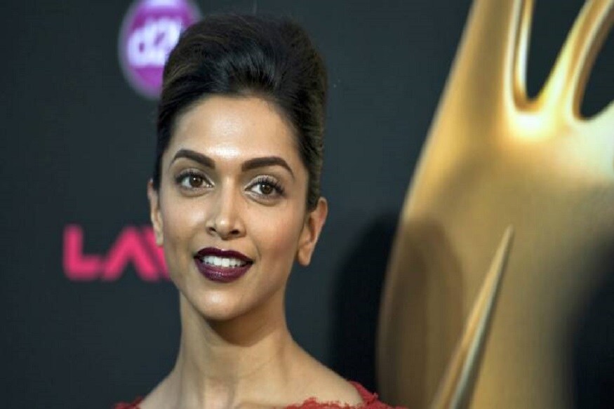 बॉलिवुडमध्ये 2018 हा लग्नाचं सिझन होता असं म्हणायला हरकत नाही. त्यातही सगळ्यात जास्त चर्चा झाली ती दीपिका पदुकोणच्या लग्नाची आणि तिच्या संपत्तीची. फोर्ब्स मासिकानं नुकतीच श्रीमंत सेलिब्रिटींची यादी जाहीर केली. फोर्ब्स मासिकाच्या पाच श्रीमंतांच्या यादीत स्त्रियांमध्ये दीपिकाचा नंबर वन आहे. दीपिकाची 2018मधली कमाई 112.80 कोटी आहे. बॉलिवुडमध्ये 2018 हा लग्नाचं सिझन होता असं म्हणायला हरकत नाही. त्यातही सगळ्यात जास्त चर्चा झाली ती दीपिका पदुकोणच्या लग्नाची आणि तिच्या संपत्तीची. फोर्ब्स मासिकानं नुकतीच श्रीमंत सेलिब्रिटींची यादी जाहीर केली. फोर्ब्स मासिकाच्या पाच श्रीमंतांच्या यादीत स्त्रियांमध्ये दीपिकाचा नंबर वन आहे. दीपिकाची 2018मधली कमाई 112.80 कोटी आहे.