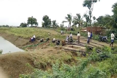 या तलावातलं पाणी दूषित झालंय, कलंकित झालंय आणि ते पिण्यायोग्य नाही, अशी या गावातल्या लोकांची धारणा झाली आणि त्याला निमित्त मिळालं एका कथित आत्महत्येचं. या तलावातलं पाणी दूषित झालंय, कलंकित झालंय आणि ते पिण्यायोग्य नाही, अशी या गावातल्या लोकांची धारणा झाली आणि त्याला निमित्त मिळालं एका कथित आत्महत्येचं.