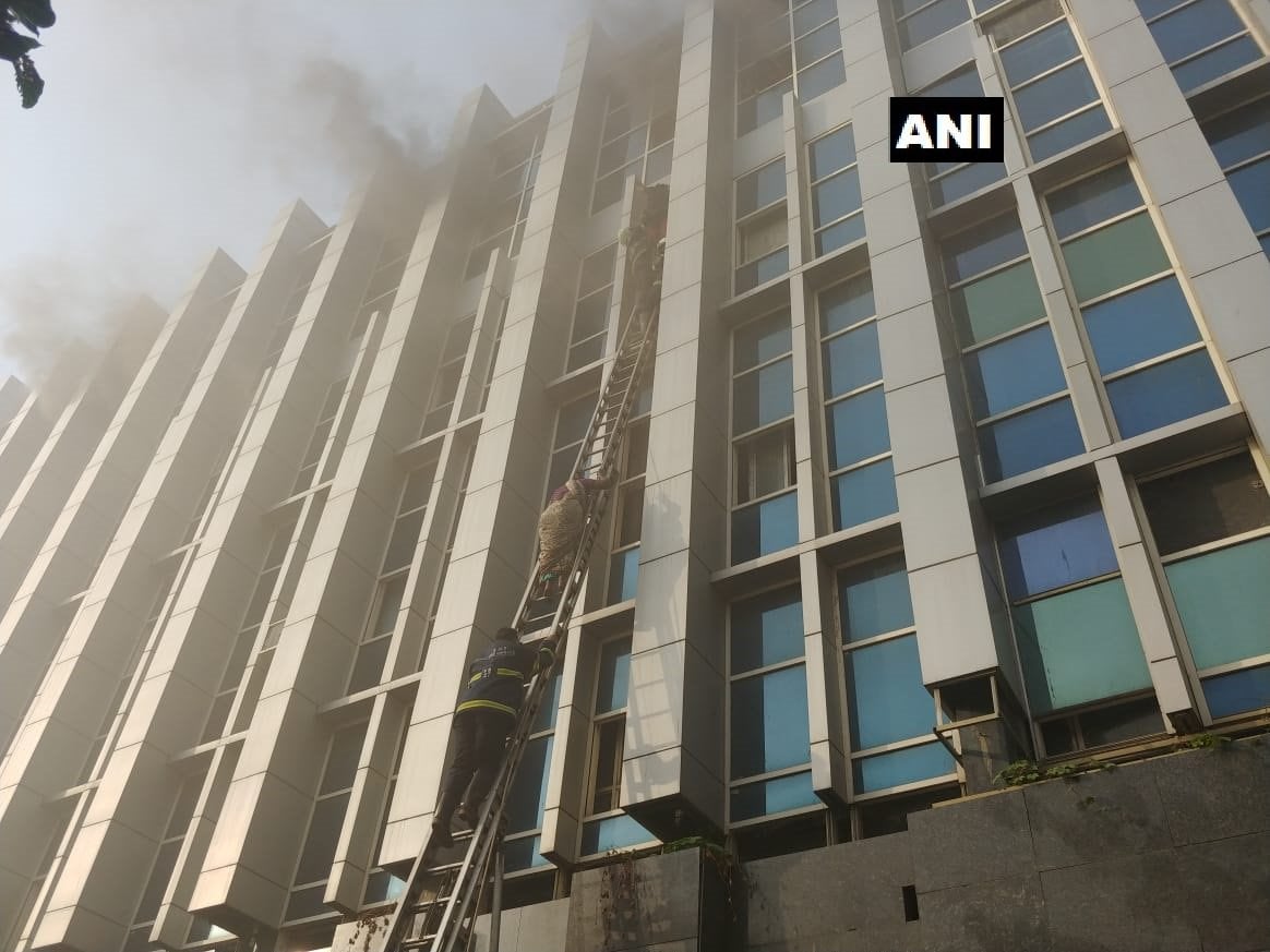 फायर ब्रिगेडने उंच शिडीच्या साह्याने रुग्णांना आणि त्यांच्या नातेवाईकांना सुरक्षीत स्थळी हलविण्यात आलं आहे. जवानांनी आपला जीव धोक्यात घालून रुग्णांना वाचवलं. फायर ब्रिगेडने उंच शिडीच्या साह्याने रुग्णांना आणि त्यांच्या नातेवाईकांना सुरक्षीत स्थळी हलविण्यात आलं आहे. जवानांनी आपला जीव धोक्यात घालून रुग्णांना वाचवलं.