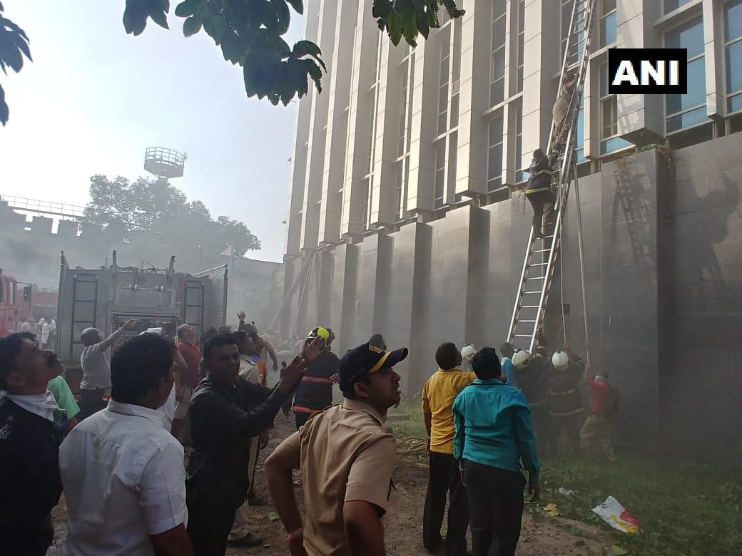 मुंबई च्या मरोळ येथील कामगार रुग्णालयात आग लागल्याने खळबळ उडाली. आगीचं कारण स्पष्ट झालेलं नाही. फायरब्रिगेडने बचाव कार्य वेगात सुरू केलं आहे. लोकांना सुरक्षीत बाहेर काढण्यात येत आहे. मुंबई च्या मरोळ येथील कामगार रुग्णालयात आग लागल्याने खळबळ उडाली. आगीचं कारण स्पष्ट झालेलं नाही. फायरब्रिगेडने बचाव कार्य वेगात सुरू केलं आहे. लोकांना सुरक्षीत बाहेर काढण्यात येत आहे.