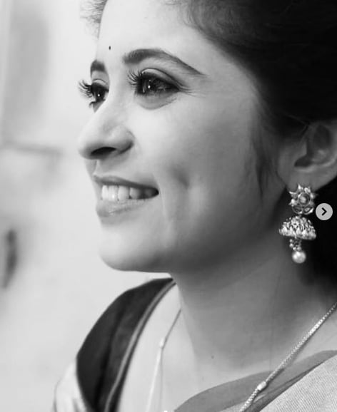 गायत्री पुण्याची. वडील मर्चंट नेव्हीत तर आई झुआॅलाॅजीची प्राध्यापिका. घरात अभ्यासाचं वातावरण. पण गायत्रीला अभिनयाची आवड निर्माण झाली ती शाळेमुळे. गायत्री पुण्याची. वडील मर्चंट नेव्हीत तर आई झुआॅलाॅजीची प्राध्यापिका. घरात अभ्यासाचं वातावरण. पण गायत्रीला अभिनयाची आवड निर्माण झाली ती शाळेमुळे.