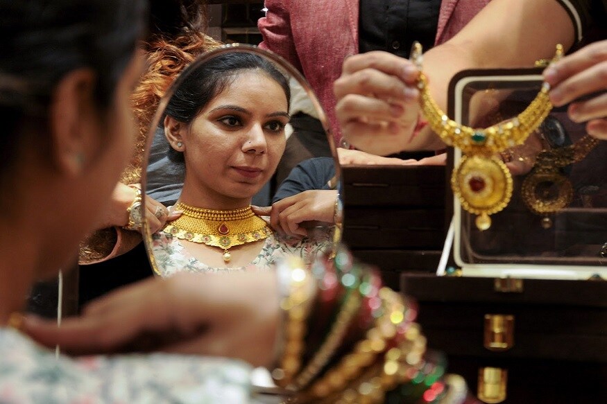 सोन्यातील गुंतवणूक कधीच वाया जात नसल्याचं सांगत काही ग्राहकांनी या वाढत्या दरात देखील सोने खरेदी सुरूच ठेवली असल्याचं पाहायला मिळत आहे. सोन्यातील गुंतवणूक कधीच वाया जात नसल्याचं सांगत काही ग्राहकांनी या वाढत्या दरात देखील सोने खरेदी सुरूच ठेवली असल्याचं पाहायला मिळत आहे.