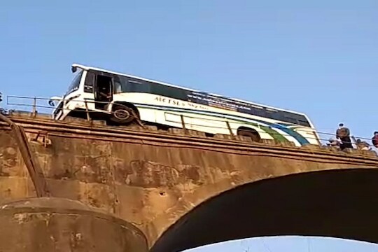 VIDEO: नदीच्या पुलावर लटकली बस, अनेक प्रवाशांचा थोडक्यात वाचला जीव