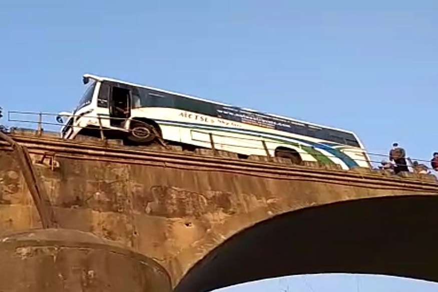 VIDEO: नदीच्या पुलावर लटकली बस, अनेक प्रवाशांचा थोडक्यात वाचला जीव