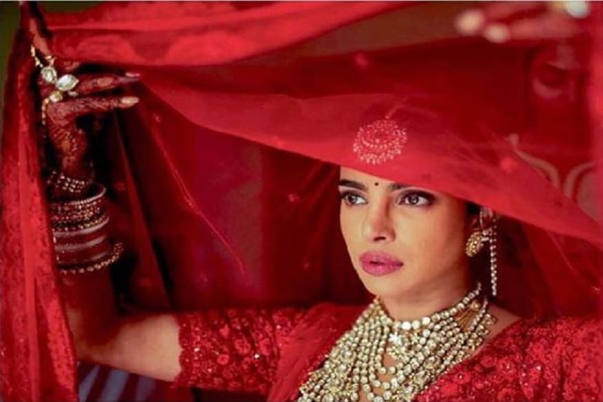 बॉलिवुडमधलं आणखी लग्न जे सगळ्यात जास्त गाजले ते म्हणजे अभिनेत्री प्रियांका चोप्रा आणि निक जोनस यांचं. बरं त्यांच्या लग्नाच्या चर्चा तर झाल्याच पण चर्चा प्रियांकाच्या संपत्तीचीही झाली. फोर्ब्स मासिकाच्या पाच श्रीमंत स्त्रियांच्या यादीत प्रियांका चोप्राचंही नाव आहे. तिची तब्बल 8 कोटीची मालमत्ता आहे. बॉलिवुडमधलं आणखी लग्न जे सगळ्यात जास्त गाजले ते म्हणजे अभिनेत्री प्रियांका चोप्रा आणि निक जोनस यांचं. बरं त्यांच्या लग्नाच्या चर्चा तर झाल्याच पण चर्चा प्रियांकाच्या संपत्तीचीही झाली. फोर्ब्स मासिकाच्या पाच श्रीमंत स्त्रियांच्या यादीत प्रियांका चोप्राचंही नाव आहे. तिची तब्बल 8 कोटीची मालमत्ता आहे.