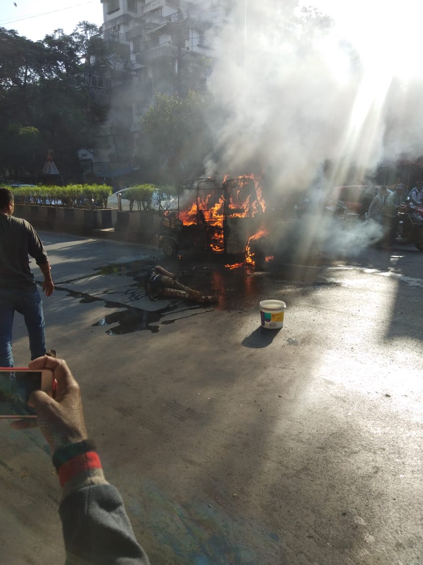 पुण्यात बिबवेवाडी इथं एका रिक्षाने पेट घेतला आहे. यात रिक्षा चालक गंभीर भाजला असल्याची माहिती सूत्रांकडून देण्यात आली आहे. पुण्यात बिबवेवाडी इथं एका रिक्षाने पेट घेतला आहे. यात रिक्षा चालक गंभीर भाजला असल्याची माहिती सूत्रांकडून देण्यात आली आहे.