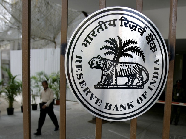 RBI चं सर्क्युलर- या कागदपत्रांबद्दल जुलै २०१७ मध्ये भारतीय रिझर्व्ह बँकेने सविस्तर सांगितले होते. बँकेत खातं सुरू करण्यासाठी आवश्यक कागदपत्र देणं अपरिहार्य आहे. यामुळे काळ्या पैशांवर रोख लावली जाते. जुलै २०१७ च्या पूर्वी सांगितलेली कागदपत्र अजूनही मान्य असतील. RBI चं सर्क्युलर- या कागदपत्रांबद्दल जुलै २०१७ मध्ये भारतीय रिझर्व्ह बँकेने सविस्तर सांगितले होते. बँकेत खातं सुरू करण्यासाठी आवश्यक कागदपत्र देणं अपरिहार्य आहे. यामुळे काळ्या पैशांवर रोख लावली जाते. जुलै २०१७ च्या पूर्वी सांगितलेली कागदपत्र अजूनही मान्य असतील.