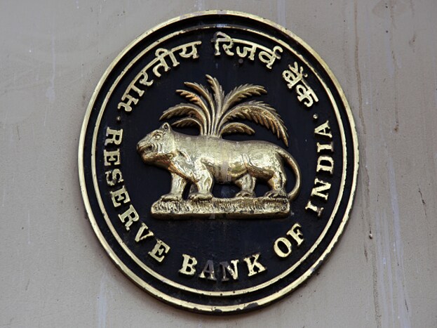 आतापर्यंत नवीन नोटांच्या रंगांबद्दल आरबीआयने कोणतेही स्पष्टीकरण दिलेले नाही. मीडिया रिपोर्ट्समध्ये दावा करण्यात येत आहे की, नवीन नोटा या गडद लाल रंगाच्या असतील. या नोटाही महात्मा गांधी सीरिजमधीलच असतील. आतापर्यंत नवीन नोटांच्या रंगांबद्दल आरबीआयने कोणतेही स्पष्टीकरण दिलेले नाही. मीडिया रिपोर्ट्समध्ये दावा करण्यात येत आहे की, नवीन नोटा या गडद लाल रंगाच्या असतील. या नोटाही महात्मा गांधी सीरिजमधीलच असतील.