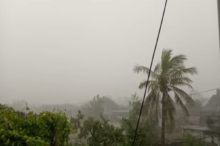 यवतमाळ जिल्ह्यात गेल्या तीन दिवसांपासून सर्वत्र ढगाळ वातावरण असून शनिवारी अचानक आर्णी, घाटंजी, वणी तालुक्यात अवकाळी पावसाने दमदार हजेरी लावली. यवतमाळ जिल्ह्यात गेल्या तीन दिवसांपासून सर्वत्र ढगाळ वातावरण असून शनिवारी अचानक आर्णी, घाटंजी, वणी तालुक्यात अवकाळी पावसाने दमदार हजेरी लावली.
