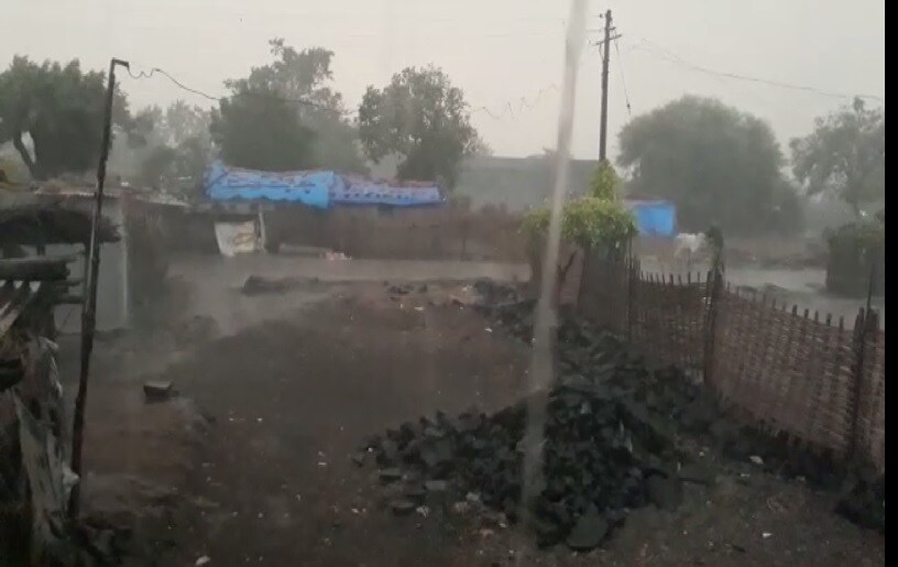 अचानक हजेरी लावलेल्या पावसामुळे वातावरणात गारवा निर्माण झाला असून रस्त्यावर पाणी दिसून येत आहे. अचानक हजेरी लावलेल्या पावसामुळे वातावरणात गारवा निर्माण झाला असून रस्त्यावर पाणी दिसून येत आहे.